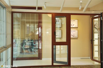 建水在线家居街 门窗展示新亮点，打造理想家居的第一道风景